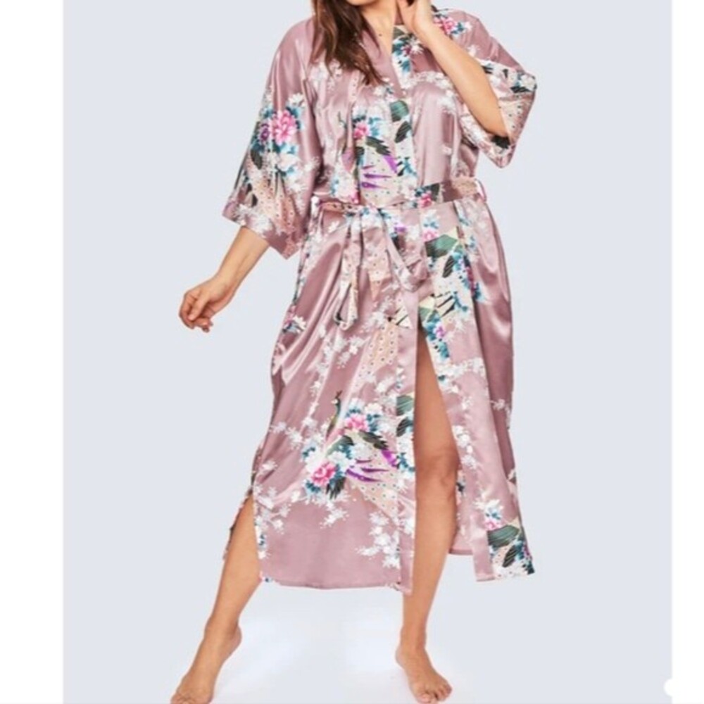 KIM + ONE PEACOCK & BLOSSOMS KIMONO ROBE IN  Lavender Wrap